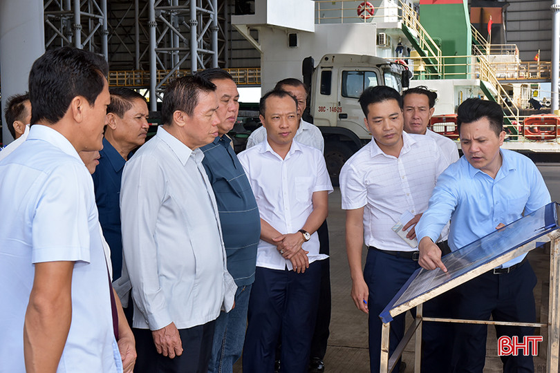 Đoàn tham quan cảng Sơn Dương. 2.jpg