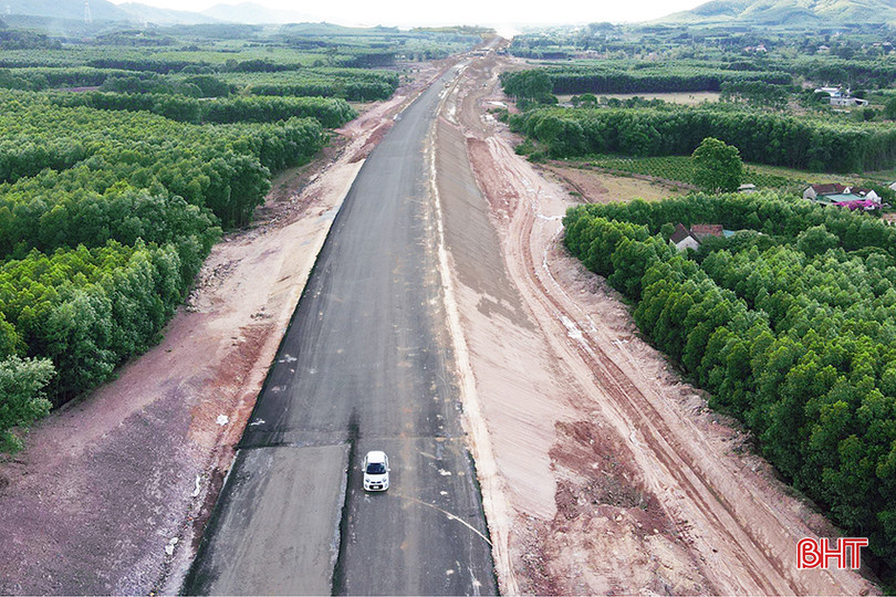 Trên tuyến Hàm Nghi - Vũng Áng đã có hơn 7km rải thảm nhựa. 1.jpg