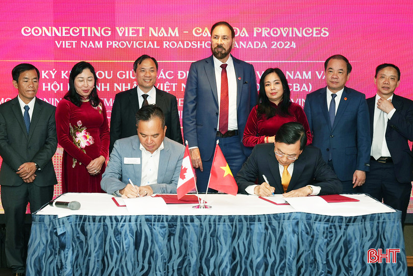 Lãnh đạo Sở KH&ĐT Hà Tĩnh và Hiệp hội Doanh nhân Việt Nam – Canada ký biên bản ghi nhớ hợp tác. 2.jpg