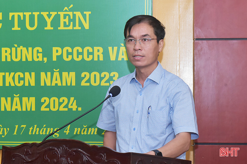 Ông Trần Mạnh Cường - Giám đốc Công ty TNHH MTV Thủy lợi Nam Hà Tĩnh báo cáo kế hoạch điều tiết nước phục vụ sản xuất trong thời gian tới. 6.jpg