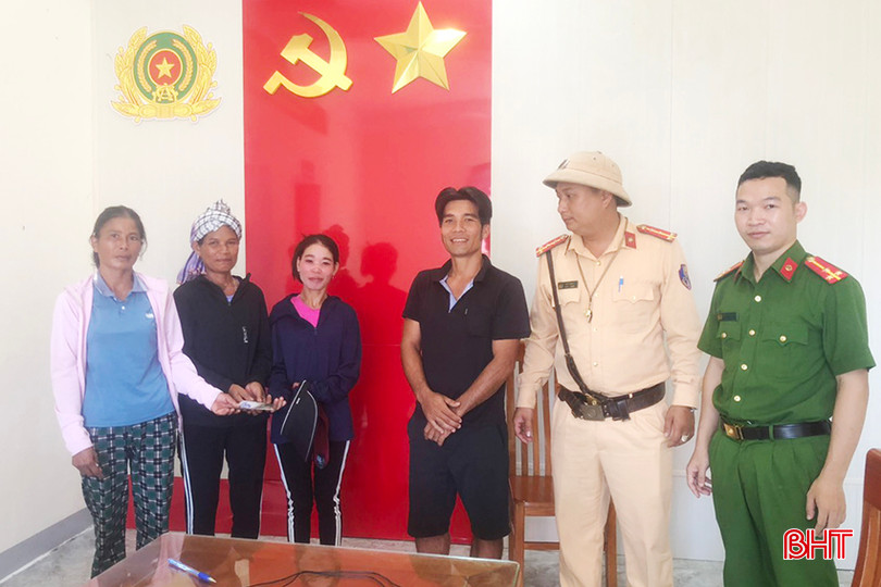 Nhóm người ở Quảng Bình đã được nhận số tiền công còn lại dưới sự chứng kiến của lực lượng công an Hương Khê. 1.jpg