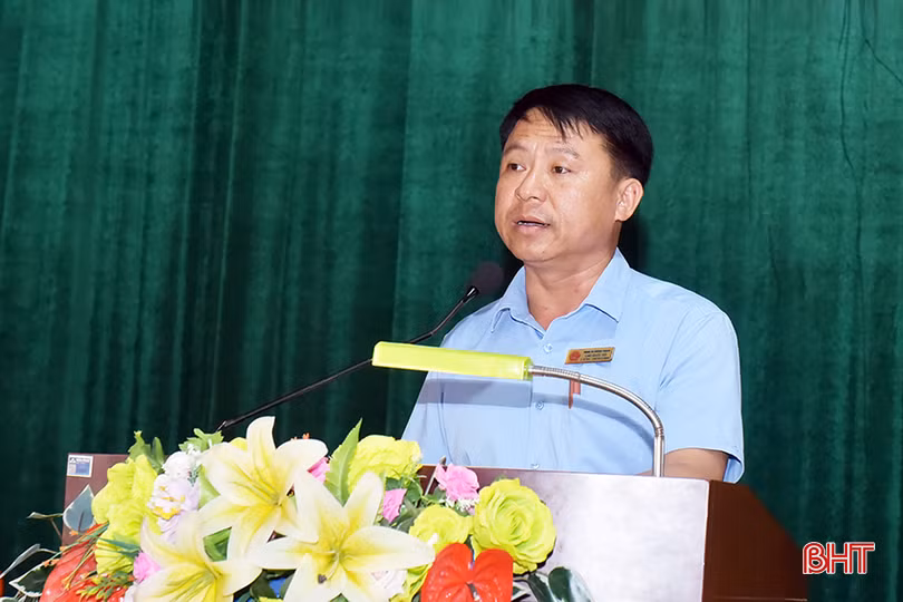 Chủ tịch UBND xã Hương Trạch Cao Viết Hội kiến nghị tại hội nghị.