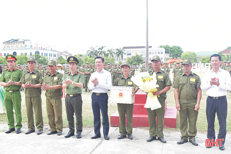 Phó Chủ tịch UBND tỉnh Trần Báu Hà và lãnh đạo Công an tỉnh, TP Hà Tĩnh tặng hoa chúc mừng lực lượng tham gia bảo vệ ANTT ở cơ sở. Phó Chủ tịch UBND tỉnh Trần Báu Hà và lãnh đạo Công an tỉnh, TP Hà Tĩnh tặng hoa chúc mừng lực lượng tham gia bảo vệ ANTT ở cơ sở.