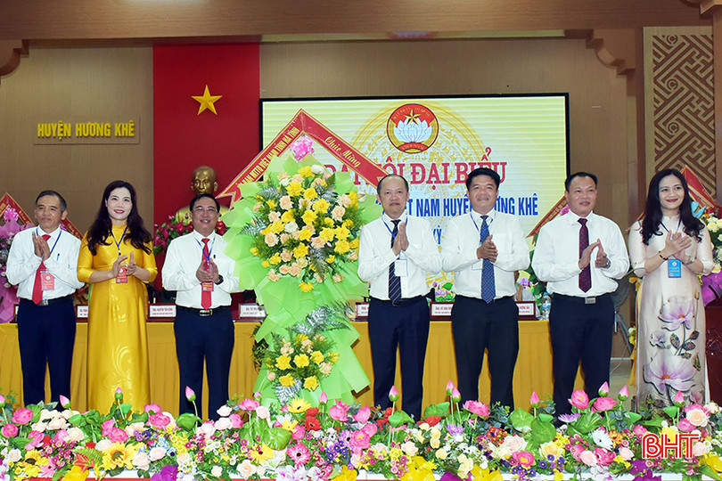 Lãnh đạo tỉnh tặng hoa chúc mừng đại hội. 8.jpg