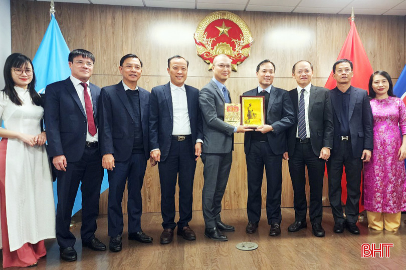 Đoàn công tác của tỉnh Hà Tĩnh tặng quà lưu niệm Phái đoàn Thường trực Việt Nam tại Liên hợp quốc. 10.jpg