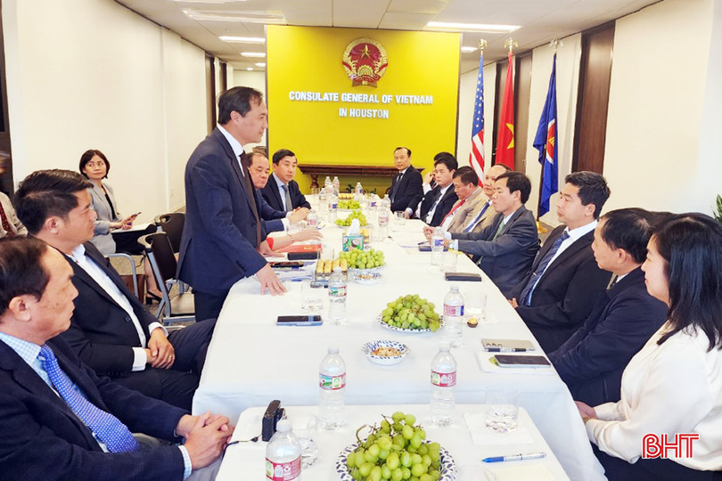 Bí thư Tỉnh ủy Hoàng Trung Dũng phát biểu tại buổi làm việc với Tổng Lãnh sự quán Việt Nam tại Houston. 1.jpg