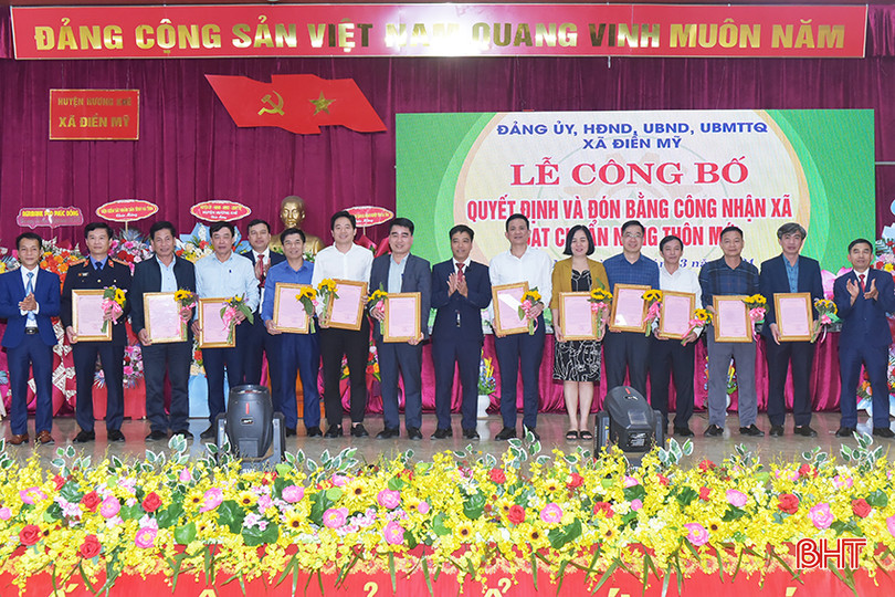 Lãnh đạo xã Điền Mỹ tặng hoa và thư cảm ơn các đơn vị tài trợ, đỡ đầu địa phương xây dựng NTM. 1.jpg