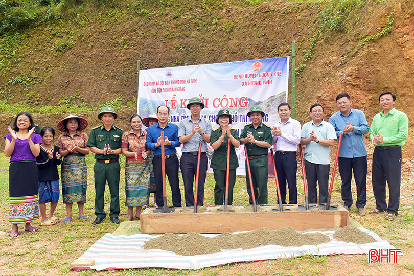Lãnh đạo Bộ Chỉ huy Bộ đội Biên phòng Hà Tĩnh, Hội Nông dân Hà Tĩnh, huyện Hương Khê và bà con dân bản thực hiện nghi lễ khởi công, chúc mừng chị Hồ Thị Hường. 2.jpg