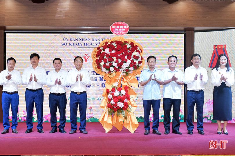 Lãnh đạo tỉnh chúc mừng kỷ niệm 65 năm ngày thành lập ngành KH&CN tỉnh Hà Tĩnh (5/6/1959 - 5/6/2024). 2.jpg