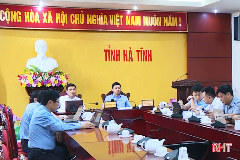 Phó Chủ tịch UBND tỉnh Lê Ngọc Châu điều hành điểm cầu Hà Tĩnh. 4.jpg