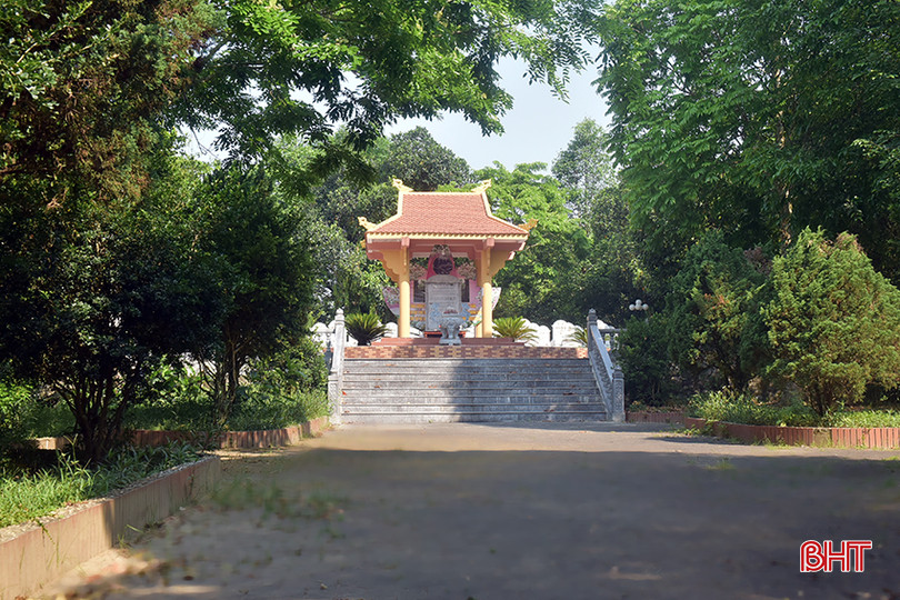 Đến nay, địa phương đã triển khai nâng cấp, làm mới một số hạng mục công trình như: Cổng vào di tích, hàng rào phía trước,... 4.jpg