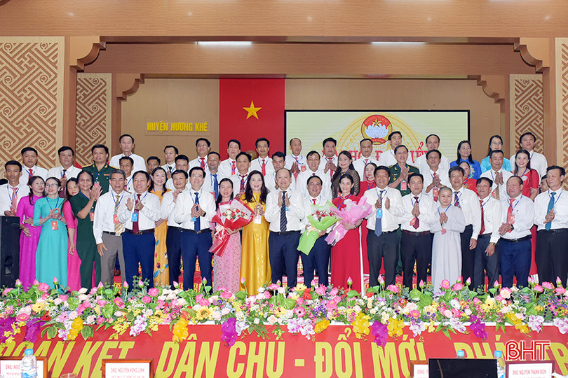Lãnh đạo tỉnh, huyện Hương Khê tặng hoa chúc mừng các Ủy viên Ủy ban MTTQ huyện Hương Khê nhiệm kỳ 2024 - 2029. 1.jpg