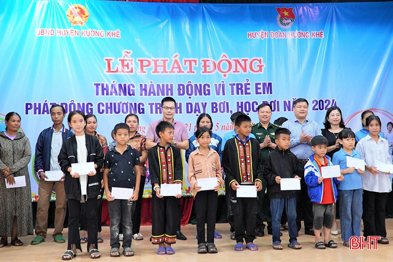 Ban Tổ chức tặng quà cho trẻ em nghèo vượt khó học giỏi, trẻ em đồng bào dân tộc Chứt. a1.jpg