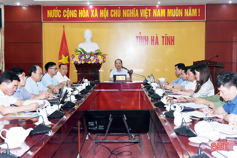 Phó Chủ tịch Thường trực UBND tỉnh Nguyễn Hồng Lĩnh điều hành điểm cầu Hà Tĩnh. 2.jpg