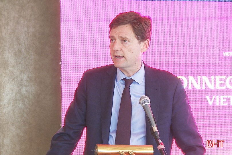 Ngài David Eby - Thủ hiến tỉnh bang British Columbia, Canada phát biểu tại tọa đàm. 9.jpg