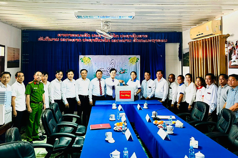 Đoàn công tác huyện Hương Khê thăm, làm việc và chúc tết Đảng bộ, chính quyền, Nhân dân huyện NaKai. 3.jpg