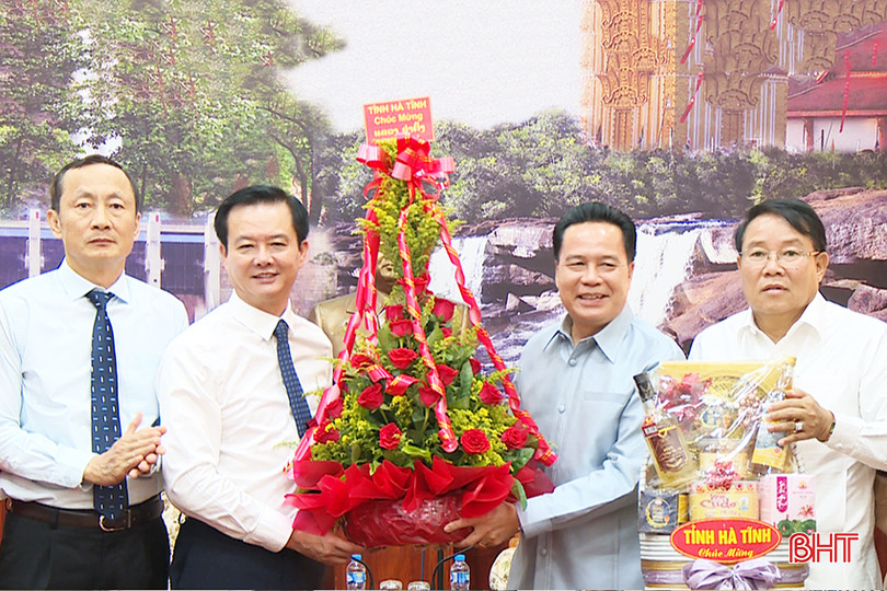 Phó Chủ tịch UBND tỉnh Trần Báu Hà và đoàn công tác tỉnh Hà Tĩnh chúc Tết cổ truyền Lào tại tỉnh Bolikhămxay. 2.jpg