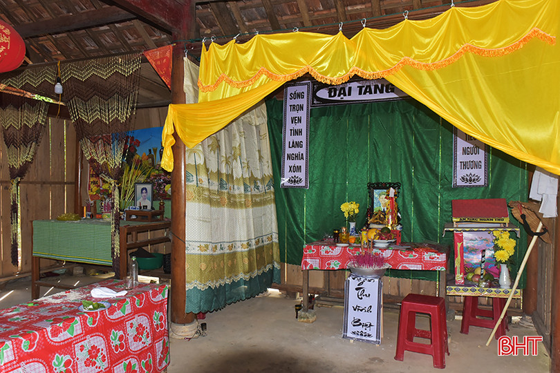 Căn nhà nhỏ một gian là bàn thờ mẹ, một bên bàn thờ cha. 2.jpg