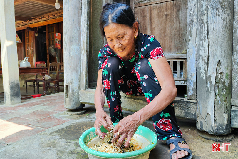 Gia đình bà Nguyễn Thị Thành làm nhút không đủ bán trong những ngày nghỉ lễ. 1.jpg
