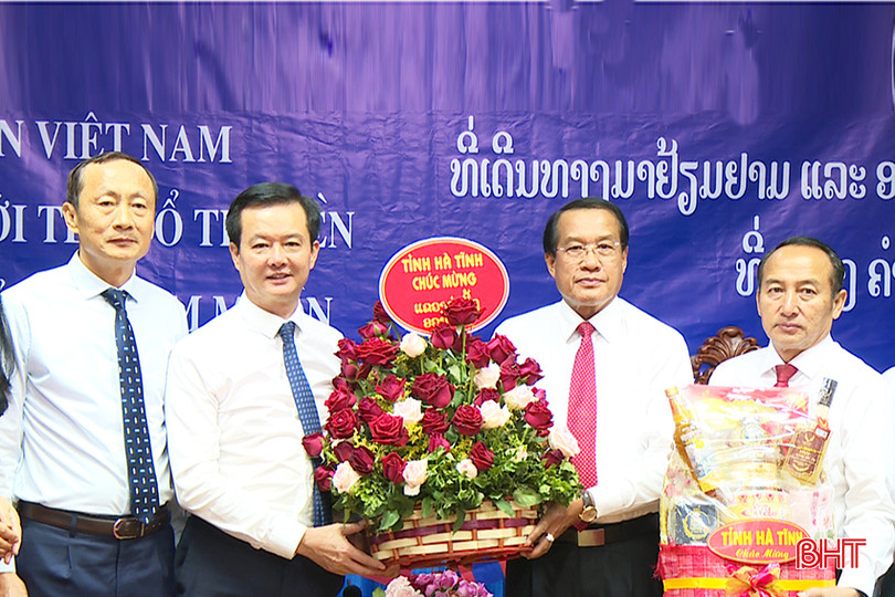 Phó Chủ tịch UBND tỉnh Trần Báu Hà và đoàn công tác tỉnh Hà Tĩnh chúc Tết cổ truyền Lào tại tỉnh Khăm Muồn... 1.jpg