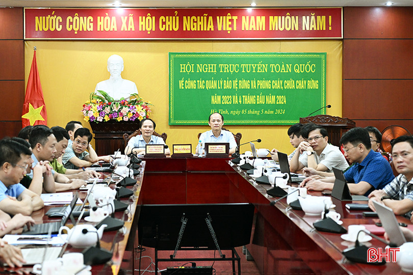 Phó Chủ tịch Thường trực UBND tỉnh Nguyễn Hồng Lĩnh, Giám đốc Sở NN&PTNT Nguyễn Văn Việt điều hành điểm cầu Hà Tĩnh. 2.jpg