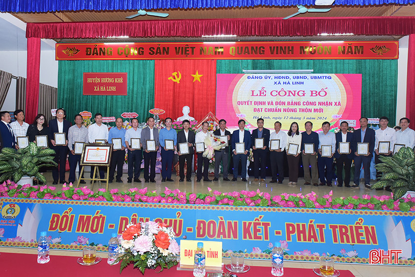 Xã Hà Linh tặng hoa và thư cảm ơn các đơn vị tài trợ, đỡ đầu địa phương xây dựng NTM. 1.jpg
