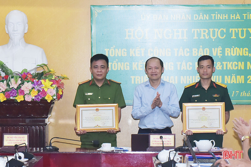 Phó Chủ tịch Thường trực UBND tỉnh Nguyễn Hồng Lĩnh trao bằng khen cho các tập thể tại điểm cầu cấp tỉnh. 8.jpg