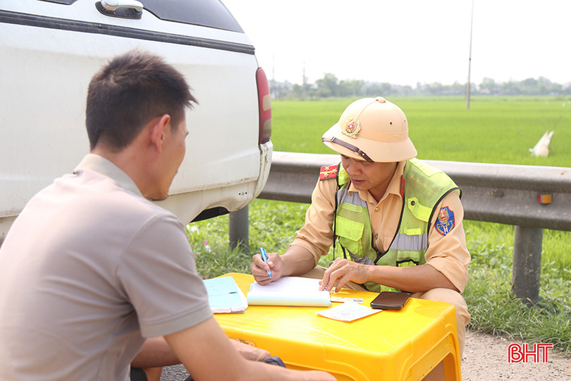 Đội Tuần tra kiểm soát quốc lộ 1 (Phòng CSGT Công an Hà Tĩnh) lập biên bản xử lý tài xế vi phạm Luật Giao thông đường bộ trên quốc lộ 1 tuyến tránh TP Hà Tĩnh. an-toan-giao-thong-7.jpg
