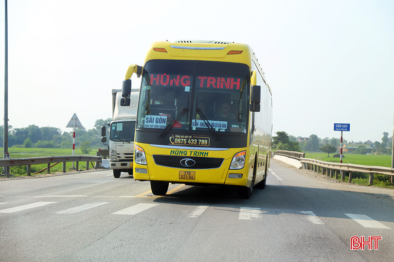 Xe khách lấn làn, vượt ẩu ngay ngã tư giao quốc lộ 1 tuyến tránh TP Hà Tĩnh với đường huyện 102 và đường Sông Cày đoạn qua phường Thạch Linh, TP Hà Tĩnh. an-toan-giao-thong-6.jpg