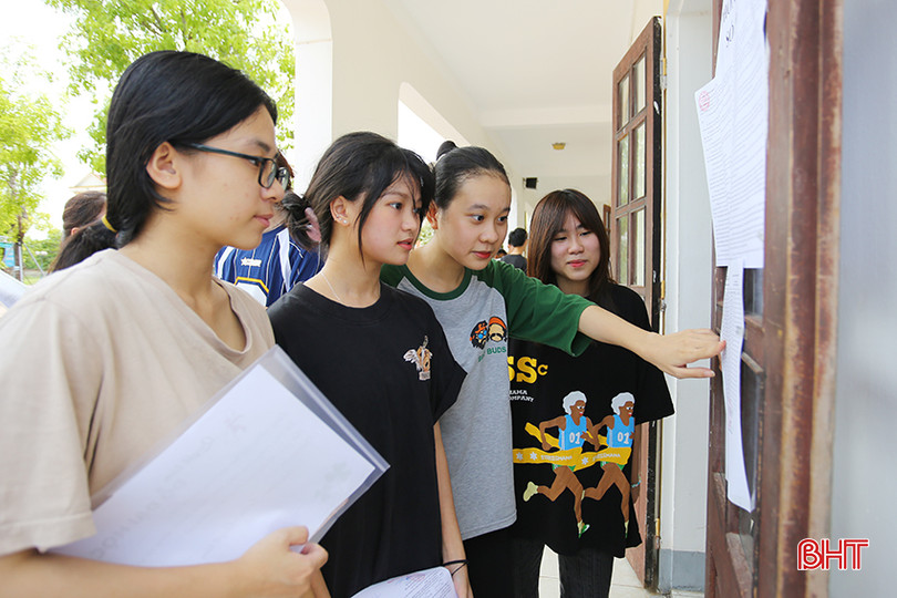 Thí sinh điểm thi Trường THPT Thành Sen (TP Hà Tĩnh) kiểm tra thông tin cá nhân. aIMG_7441.jpg