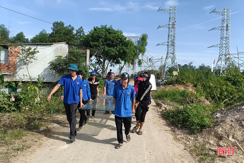Đoàn viên thanh niên huyện Đức Thọ tham gia tháo dỡ và di dời nhà ở cho các hộ dân trong khu vực dự án đang thực hiện. a448184837_851915473637351_8001132512335290441_n.jpg