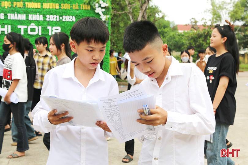 Thí sinh tại điểm thi Trường THPT Hương Sơn trao đổi sau khi hoàn thành bài thi Ngữ Văn và Tiếng Anh. az5512466457650_19f6fd174363b43b9c730237351a4581.jpg