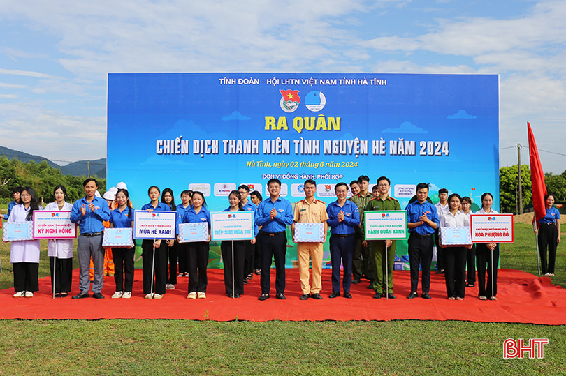Thường trực Tỉnh đoàn, Hội LHTN Việt Nam tỉnh trao quà động viên các khối lực lượng. aIMG_4854.jpg