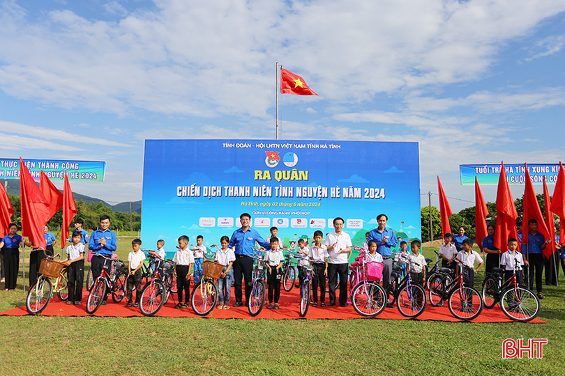 Ban tổ chức trao 20 xe đạp cho học sinh nghèo vượt khó. aIMG_4866.jpg
