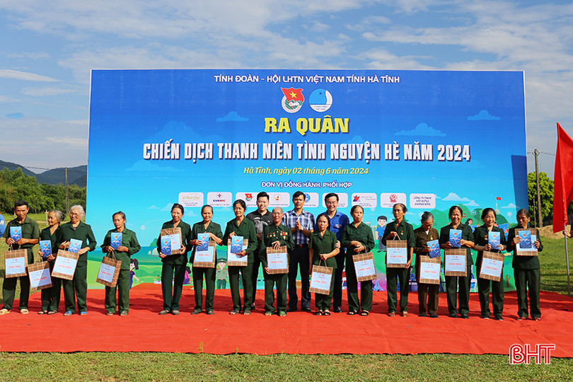 Ban tổ chức trao quà tri ân tới các cựu thanh niên xung phong trên địa bàn xã Kỳ Sơn. aIMG_4860.jpg