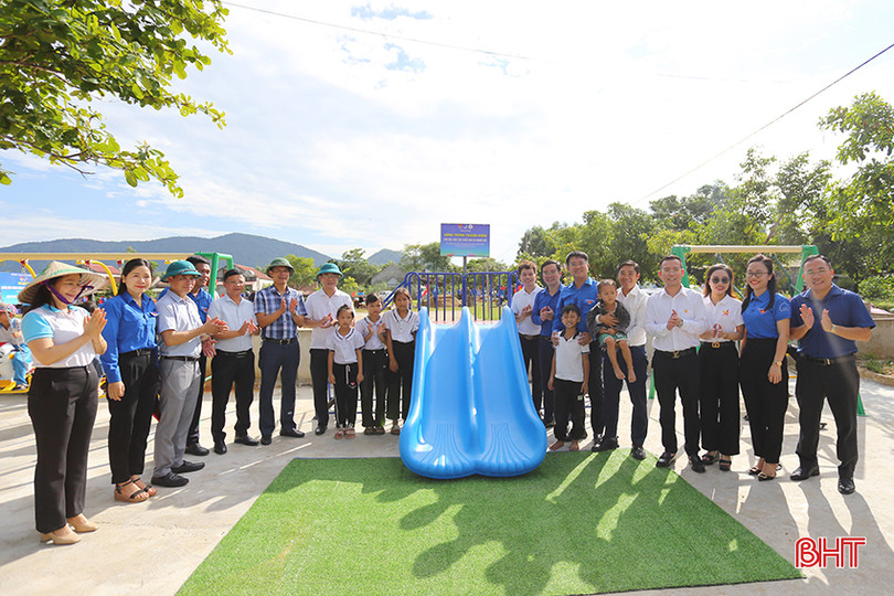 Đại biểu bàn giao công trình khu vui chơi cho thiếu nhi và người già tại thôn Sơn Bình 2. aIMG_4878.jpg