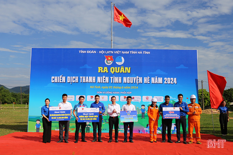 Hội Doanh nhân trẻ tỉnh, Công ty Cổ phần Lý Ngân Vina trao tặng thôn Sơn Bình 2 (xã Kỳ Sơn) 1 khu vui chơi cho thiếu nhi và người già trị giá 30 triệu đồng; Công ty Điện lực Hà Tĩnh trao tặng cho Tỉnh đoàn Hà Tĩnh nguồn lực triển khai các hoạt động Chiến dịch Thanh niên tình nguyện hè trị giá 20 triệu đồng; Đoàn Thanh niên Viettinbank Hà Tĩnh trao tặng công trình đường điện thanh niên trị giá 20 triệu đồng cho thôn Mỹ Thuận, xã Kỳ Sơn. aIMG_4872.jpg