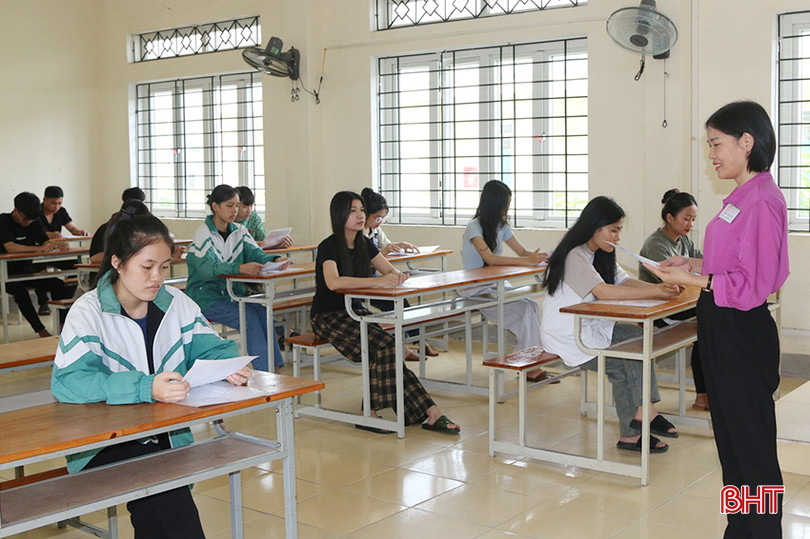 Buổi sáng các thí sinh làm bài thi môn Ngữ văn và buổi chiều làm bài thi môn Toán. aHS3.jpg