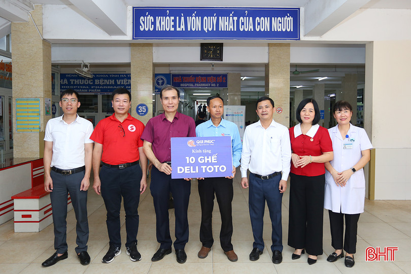 Trong khuôn khổ chương trình, công ty Qui Phúc (thành phố Hồ Chí Minh) trao biểu trưng tặng 10 chiếc ghế lấy máu tới Bệnh viện Đa khoa tỉnh. aIMG_6478.jpg
