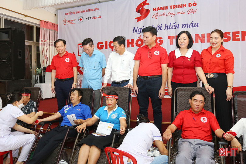 Đại biểu tham dự chương trình động viên các tình nguyện viên tham gia hiến máu tại Ngày hội hiến máu "Giọt hồng Thành Sen". aIMG_6466.jpg