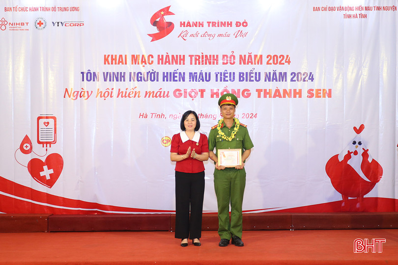 Chủ tịch Hội Chữ thập đỏ tỉnh Lê Thị Mai Hoa thay mặt Trung ương Hội Chữ thập đỏ Việt Nam trao tặng Kỷ niệm chương Vì sự nghiệp nhân đạo cho Đại úy Vũ Văn Nam - cán bộ Đội Cảnh sát hình sự, Công an thị xã Hồng Lĩnh - người 41 lần tham gia hiến máu tình nguyện. aIMG_6392.jpg