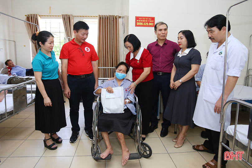 Các đại biểu đã trao 20 suất quà cho bệnh nhân nghèo, hoàn cảnh khó khăn đang điều trị tại Bệnh viện Đa khoa tỉnh. aIMG_6502.jpg