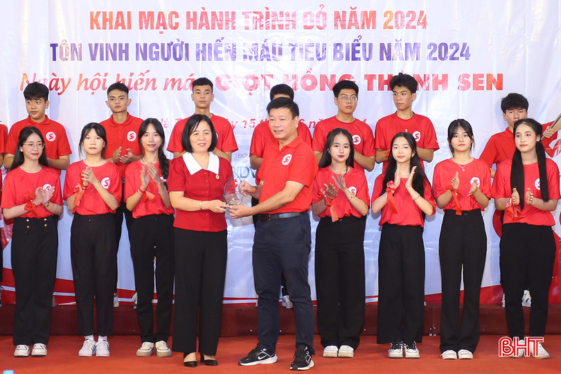 Đại diện Ban Tổ chức chương trình Hành trình Đỏ Trung ương trao tặng biểu trưng lưu niệm Hành trình Đỏ tới Ban Chỉ đạo vận động hiến máu tình nguyện tỉnh. aIMG_6383.jpg