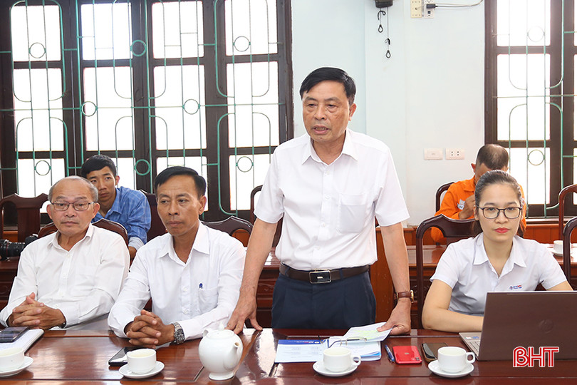 Ông Nguyễn Tiến Long - Chủ tịch Công đoàn Công ty Điện lực Hà Tĩnh trao đổi một số nội dung phối hợp. aIMG_5789.jpg