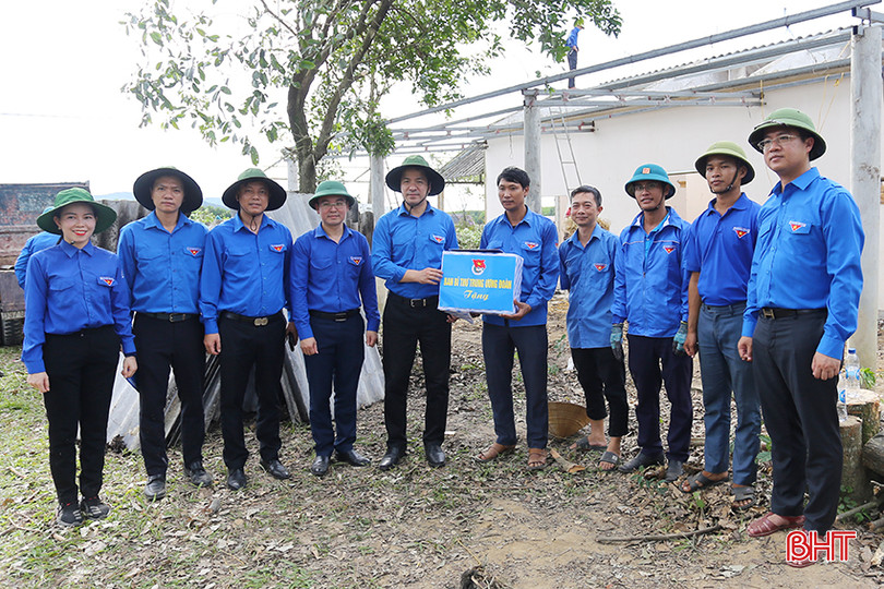 Bí thư Trung ương Đoàn Ngô Văn Cương trao quà động viên lực lượng ĐVTN đang thực hiện các phần việc hỗ trợ. aIMG_5838.jpg