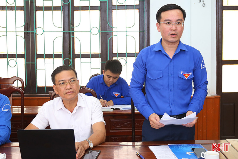 Phó Bí thư Tỉnh đoàn Hà Tĩnh Nguyễn Hoài Nam báo cáo kết quả hỗ trợ thi công dự án đường dây 500kV mạch 3. aIMG_5780.jpg
