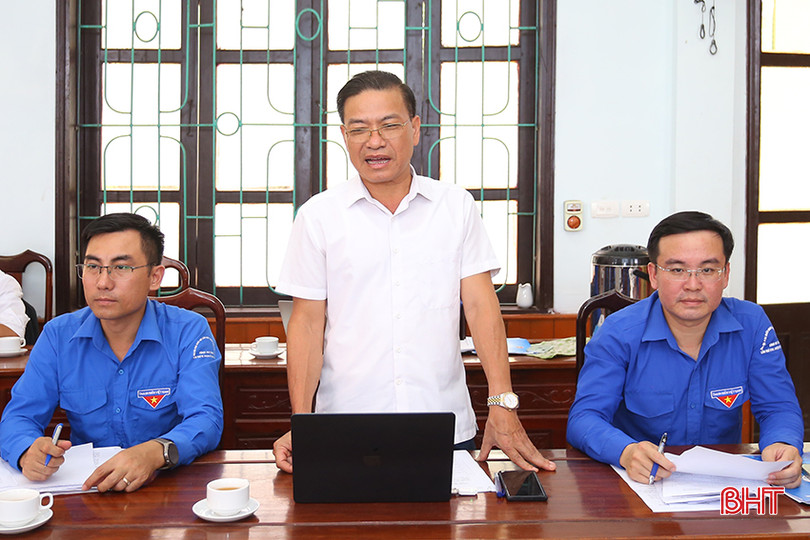 Phó Chủ tịch UBND huyện Cẩm Xuyên Phạm Văn Thắng trao đổi các nội dung về thi công dự án đường dây 500kV mạch 3 đoạn đi qua địa bàn. aIMG_5788.jpg