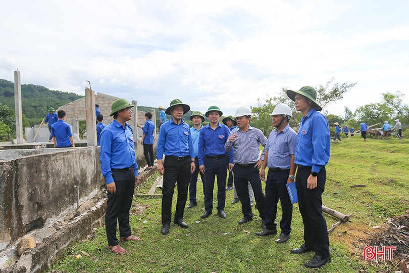 Bí thư Trung ương Đoàn Ngô Văn Cương và đoàn công tác kiểm tra hoạt động hỗ trợ dỡ bỏ nhà cửa, chuồng trại tại xã Cẩm Lạc. aIMG_5810.jpg