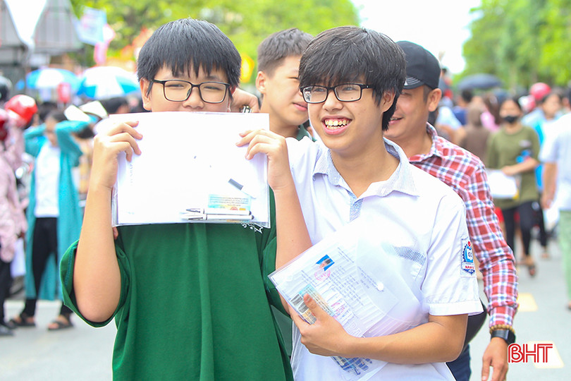 Thí sinh tự tin, hứng khởi sau khi hoàn thành bài thi. aIMG_5503.jpg