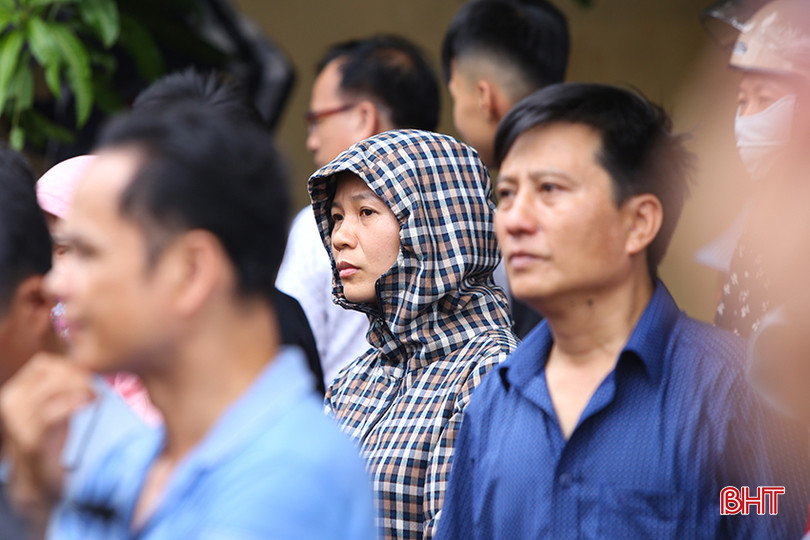 Suốt hành trình "vượt vũ môn" của các sĩ tử luôn có sự đồng hành, dõi theo của các bậc phụ huynh. aIMG_5452.jpg